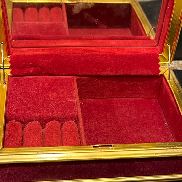 Vintage Red Velvet Musical Jewelry Box with Gold Trim - Picture 15 of 15